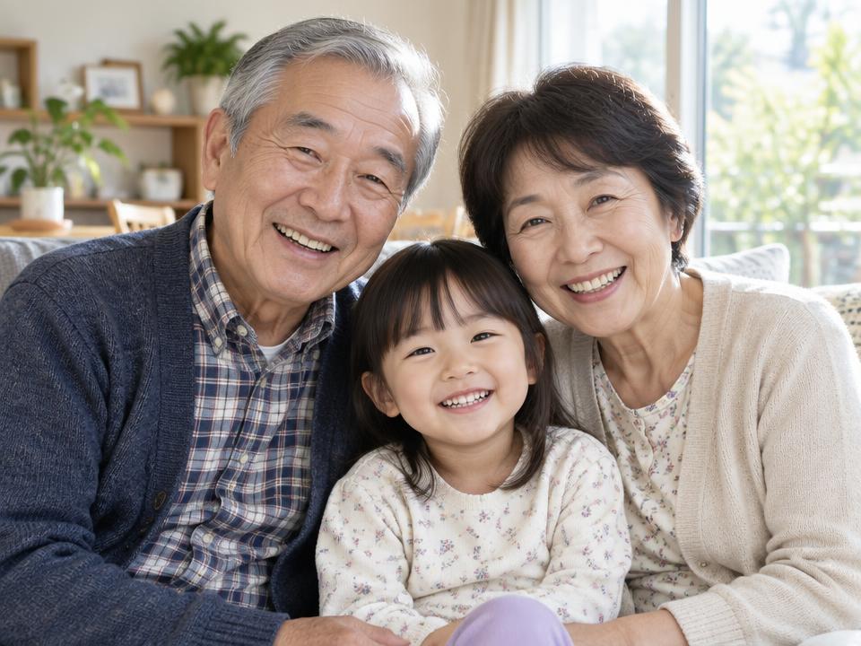 孫と笑顔で過ごす祖父母